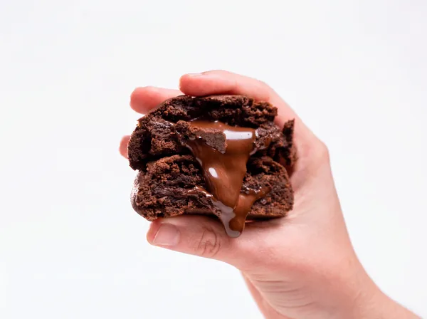 Cookie Chocolat Noir partido ao meio, com recheio cremoso de chocolate escorrendo