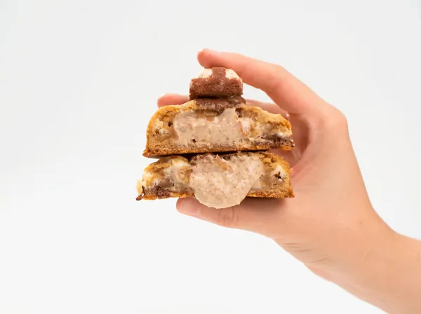 Cookie Kinder partido ao meio, com recheio cremoso e um pedaço de Kinder Bueno por cima