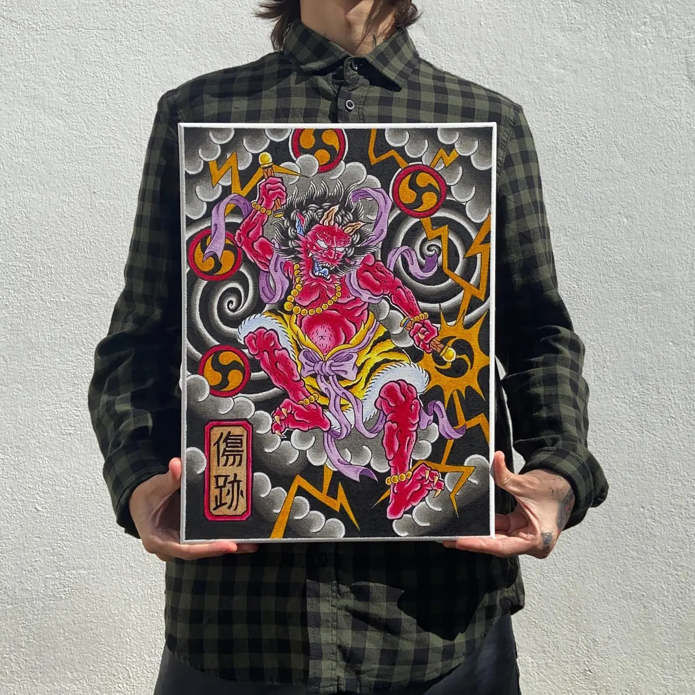 Pintura emoldurada de divindade com carpas