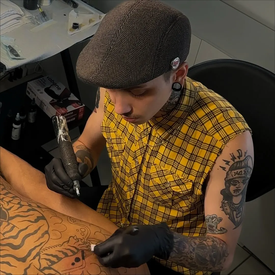 Scar Andrade tatuando no estúdio da Asa Norte