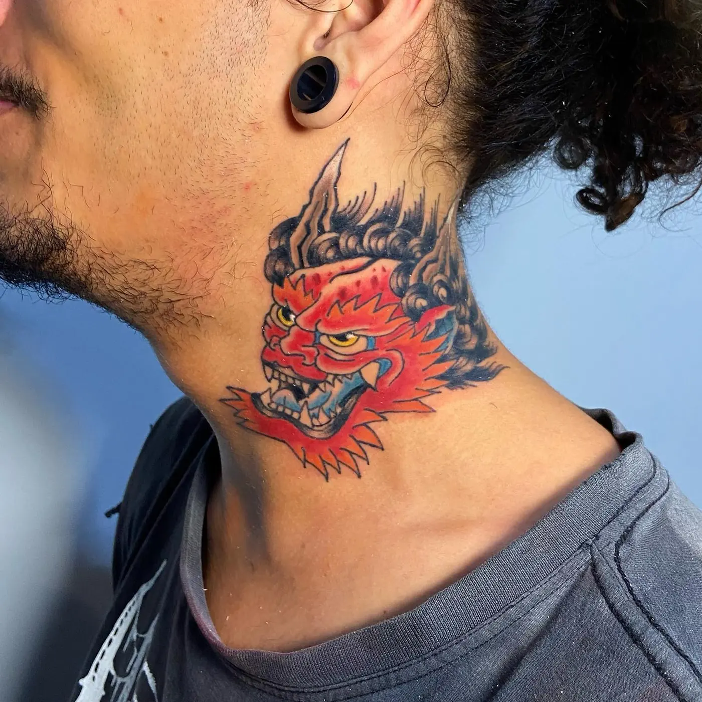 Dragão vermelho no pescoço