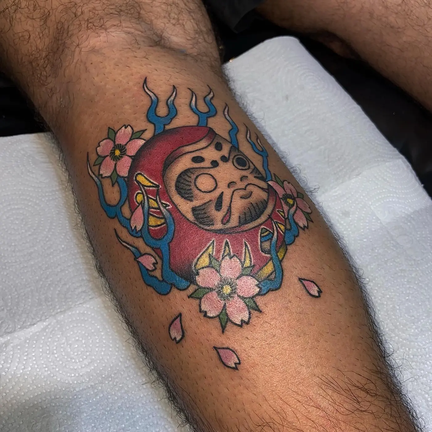 Lanterna com flor de cerejeira no braço