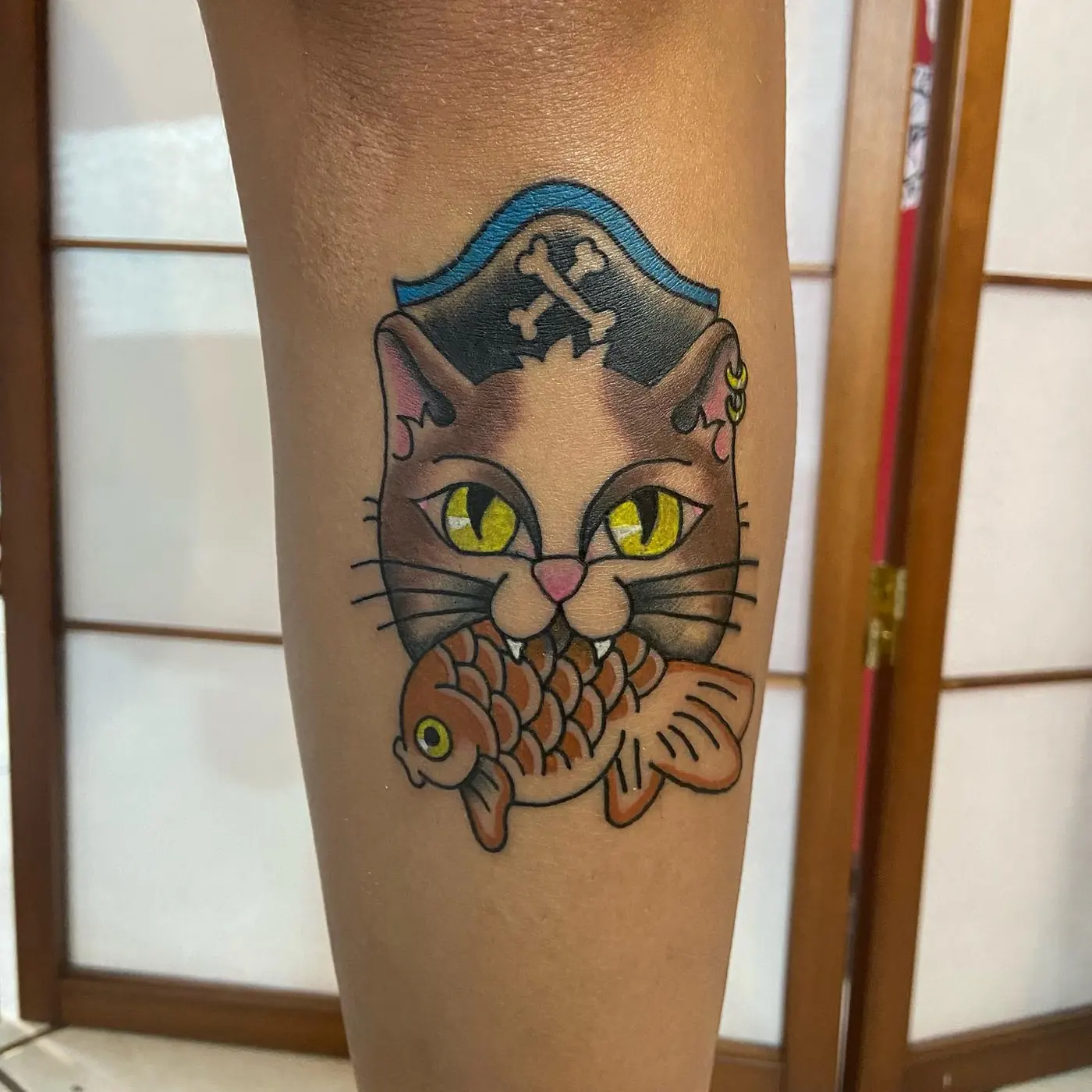 Gato pirata com peixe, old school na perna