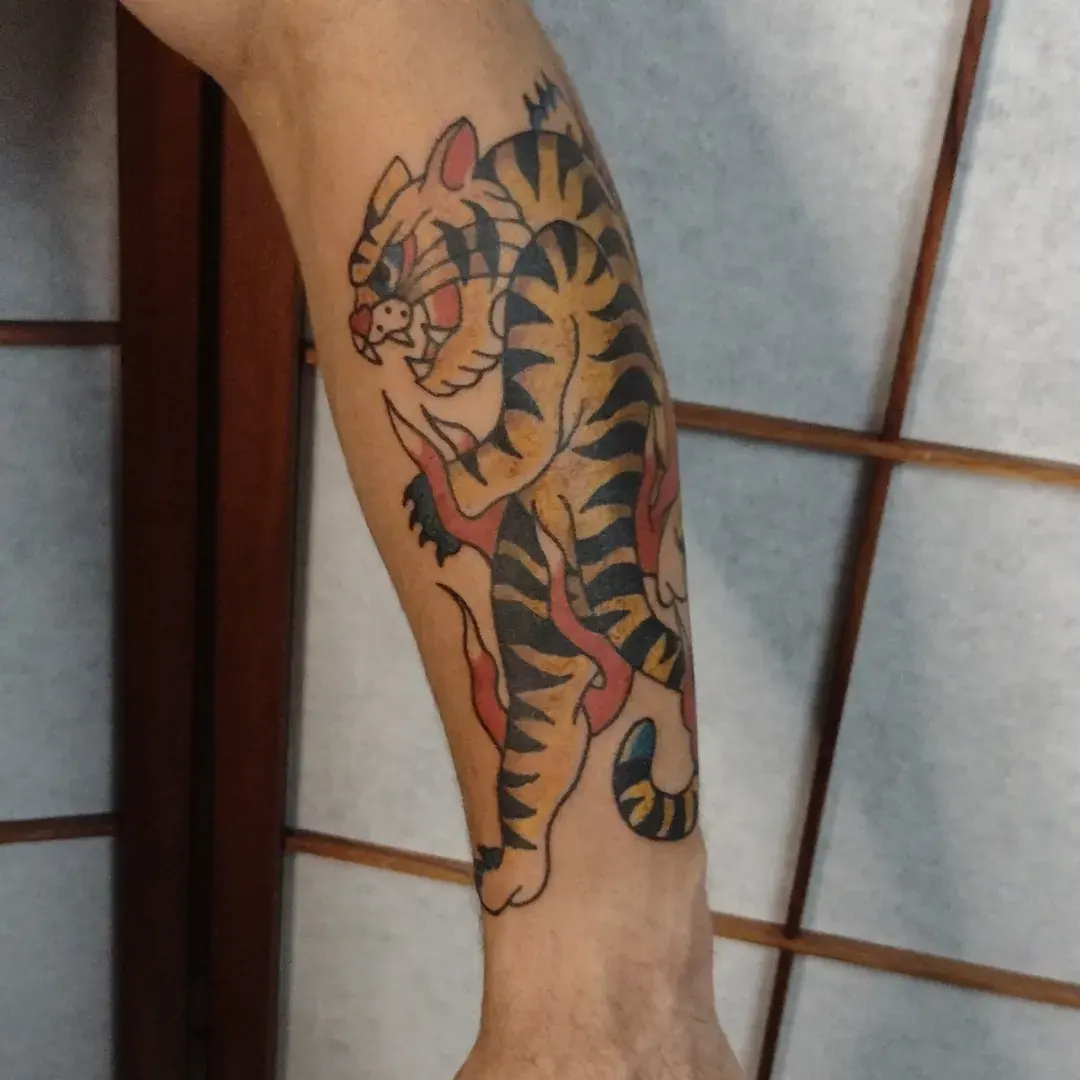 Tigre japonês colorido na perna