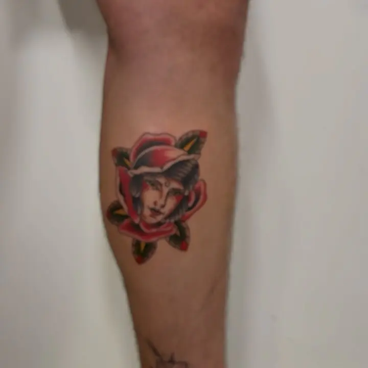 Rosa com folha na panturrilha