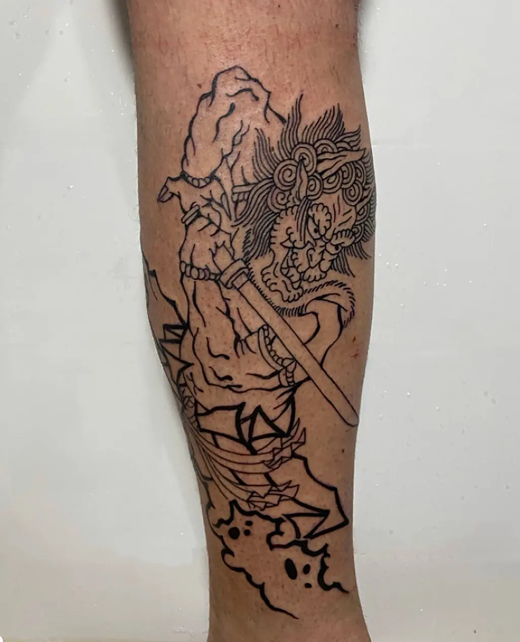 Samurai em linha na panturrilha