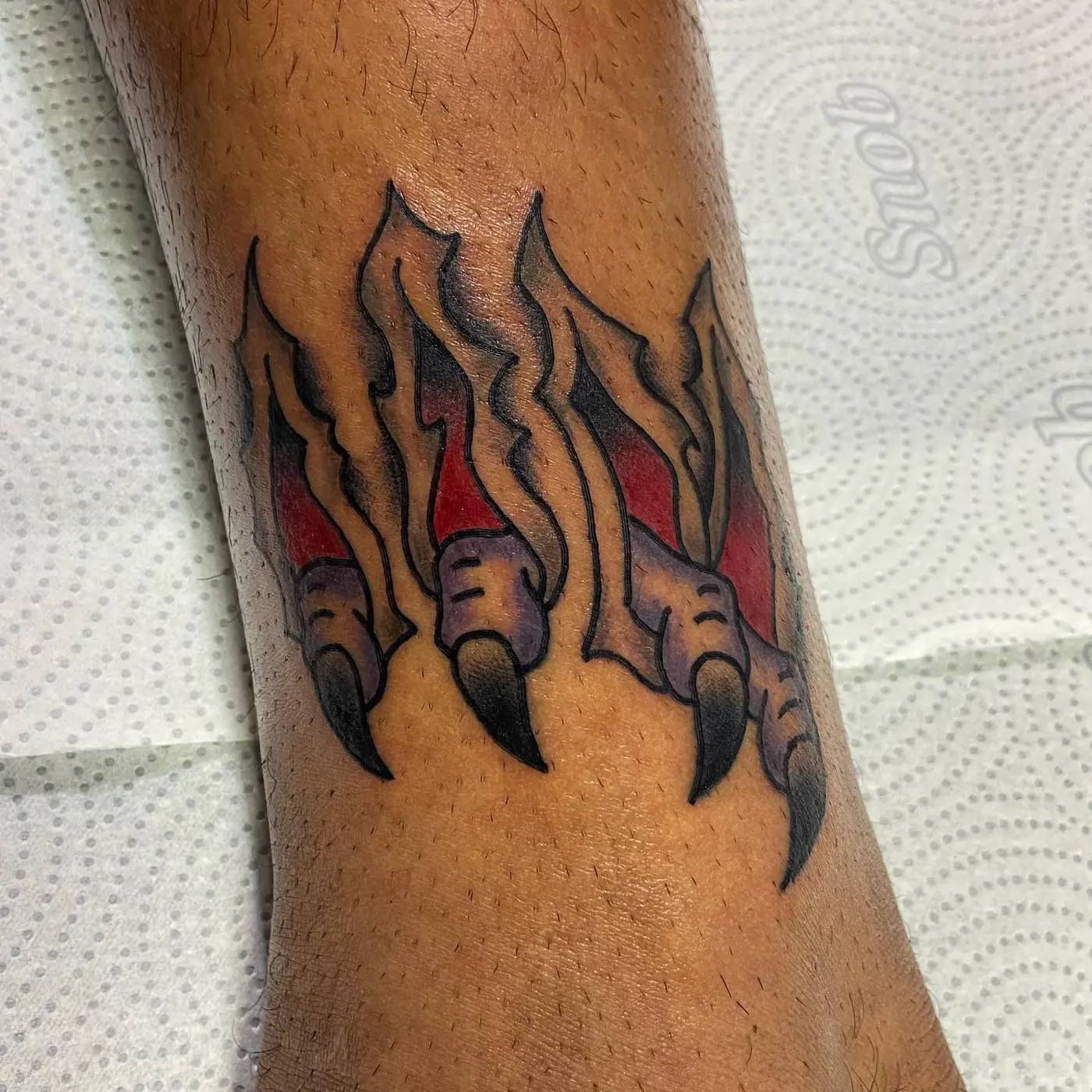 Chamas em preto e vermelho no braço
