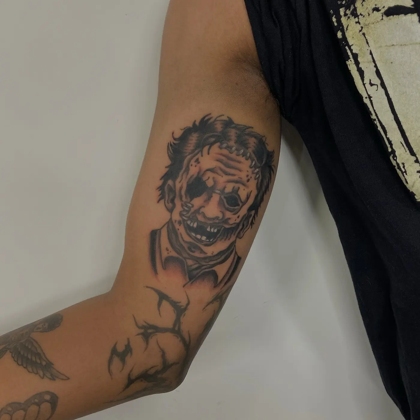 Caveira em preto no braço