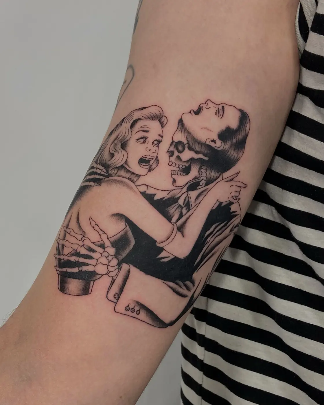 Casal abraçado, old school no braço