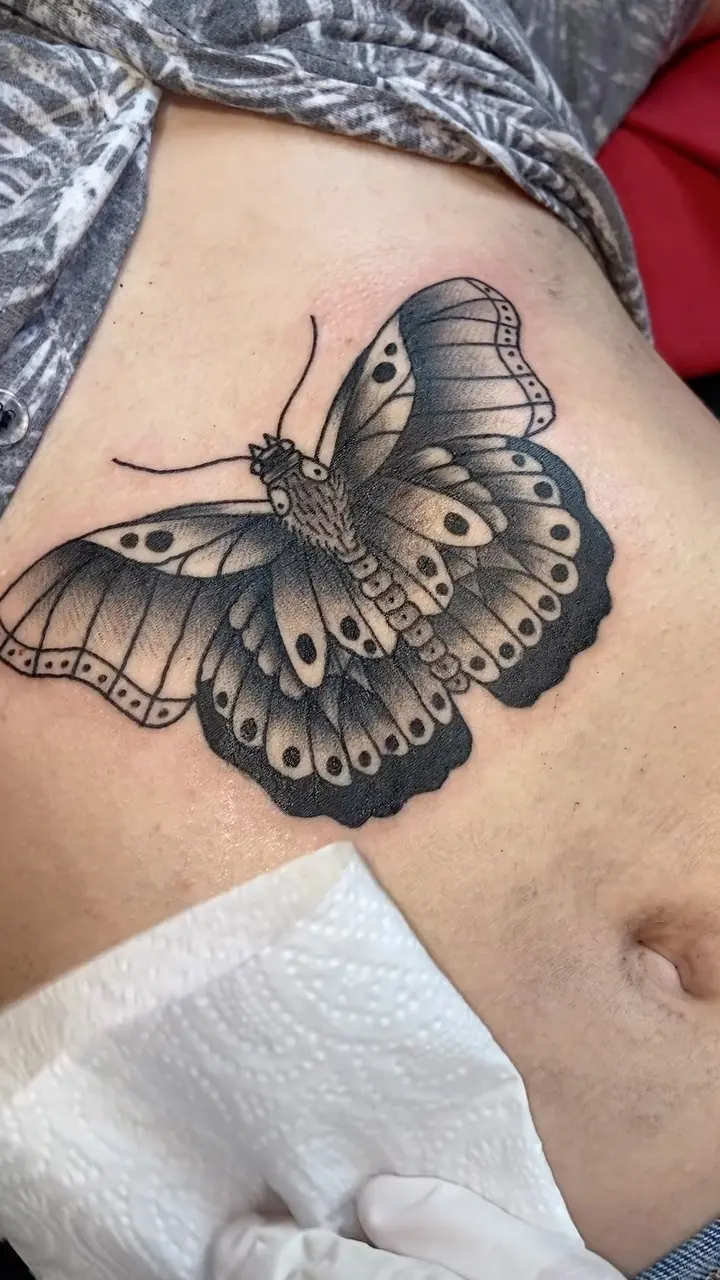 Borboleta em traço fino na costela