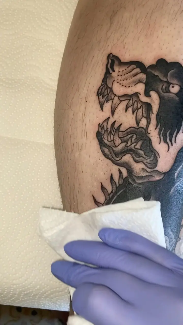 Pantera pequena em preto no braço