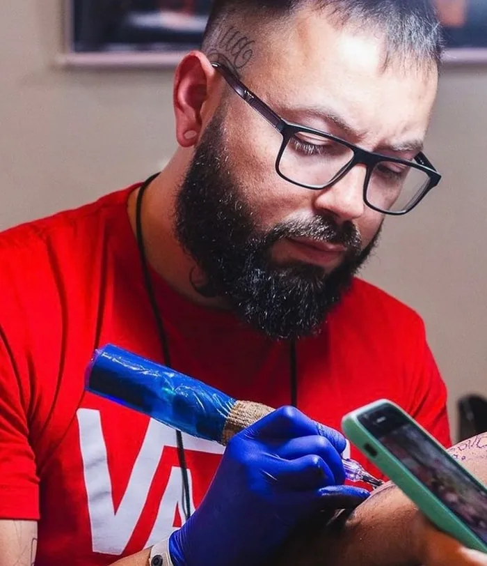 André Azevedo tatuando