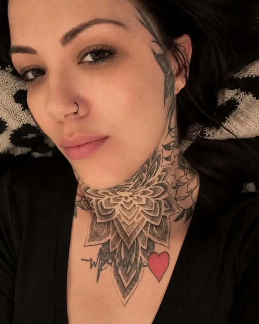 Retrato da Andréia, com a tatuagem de mandala no pescoço