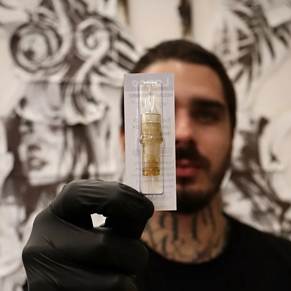 Bernardo Lacerda segurando um cartucho de agulha