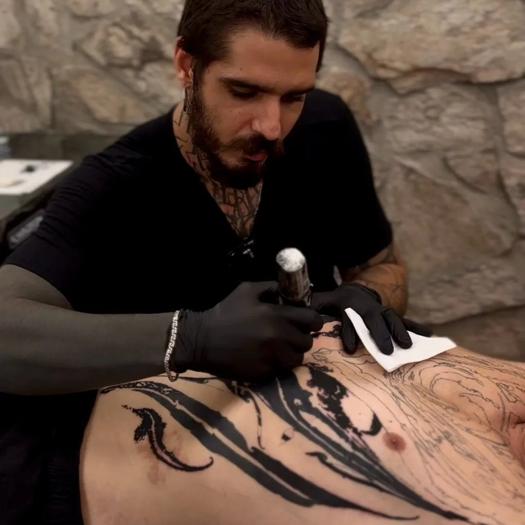 Bernardo Lacerda tatuando