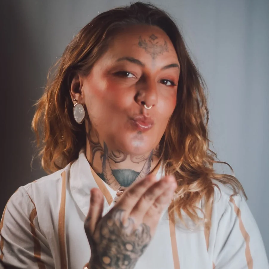 Moni, a Bruxa do Piercing, mandando um beijo