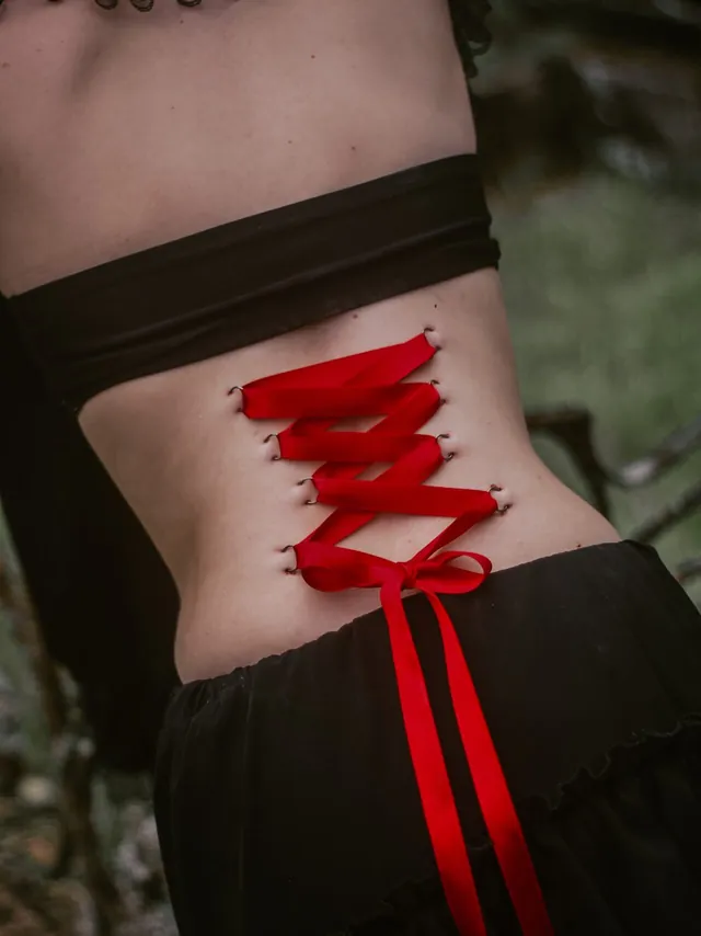 Ensaio de Samhain, corset em play piercing