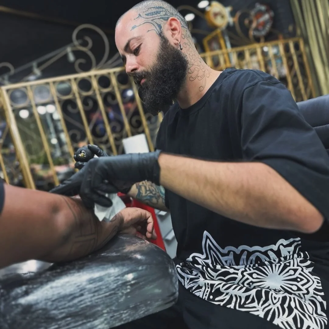 Erick Ratox tatuando no Rapadura Ink Studio