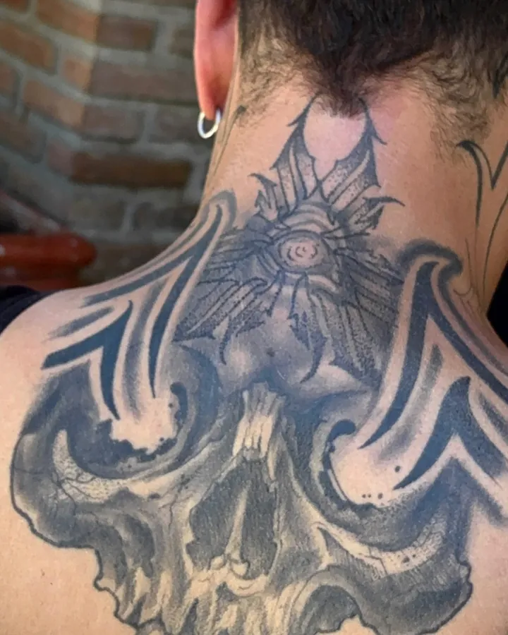 Caveira em preto e cinza com tribal na nuca
