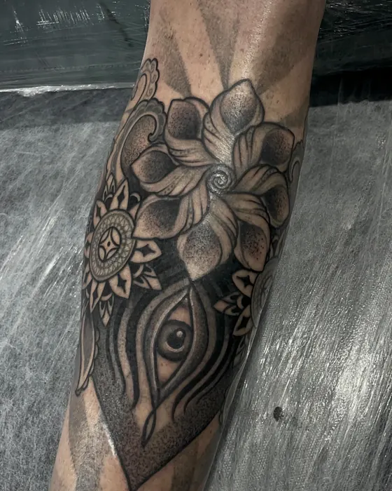 Tatuagem de Erick Ratox: Flor geométrica, Perna