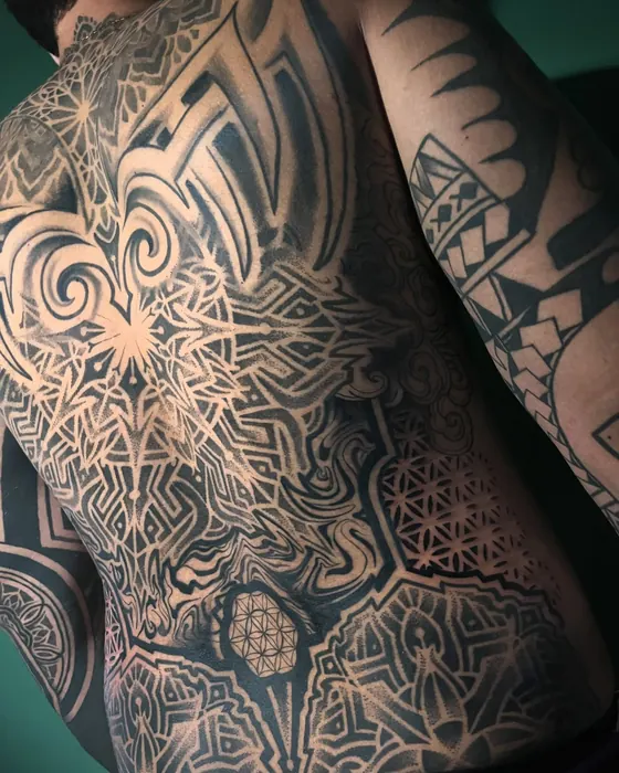 Tatuagem de Erick Ratox: Geométrico, Costas