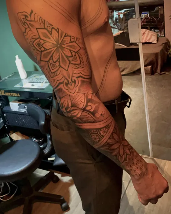 Tatuagem de Erick Ratox: Linhas, Braço