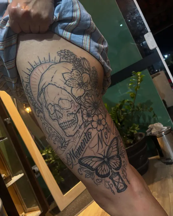 Tatuagem de Erick Ratox: Linhas, Coxa