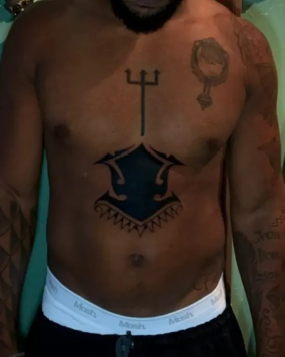Tatuagem de Erick Ratox: Linhas, Peito