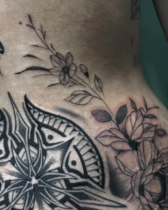 Tatuagem de Erick Ratox: Mandala e flores, Costela