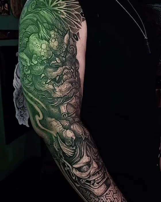 Tatuagem de Erick Ratox: Preto e cinza, Braço
