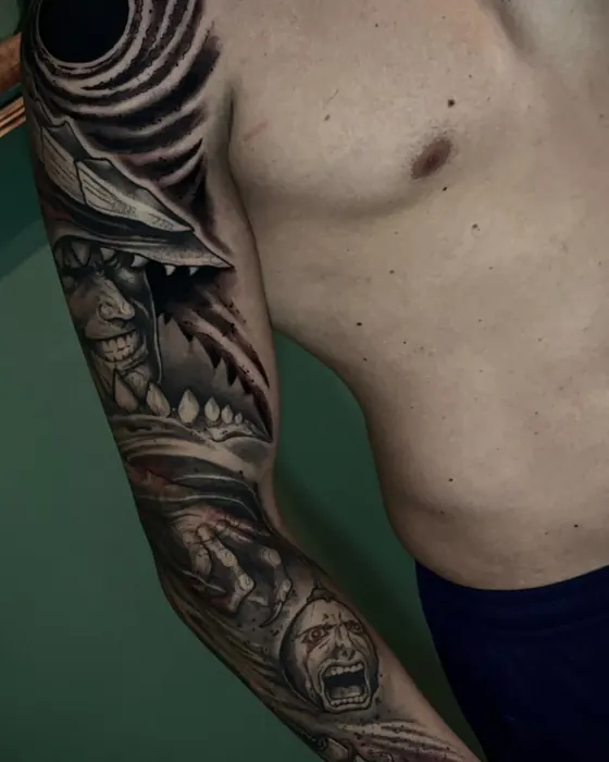 Tatuagem de Erick Ratox: Preto e cinza, Braço