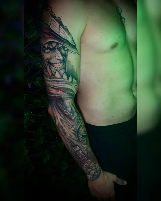Tatuagem de Erick Ratox: Preto e cinza, Braço