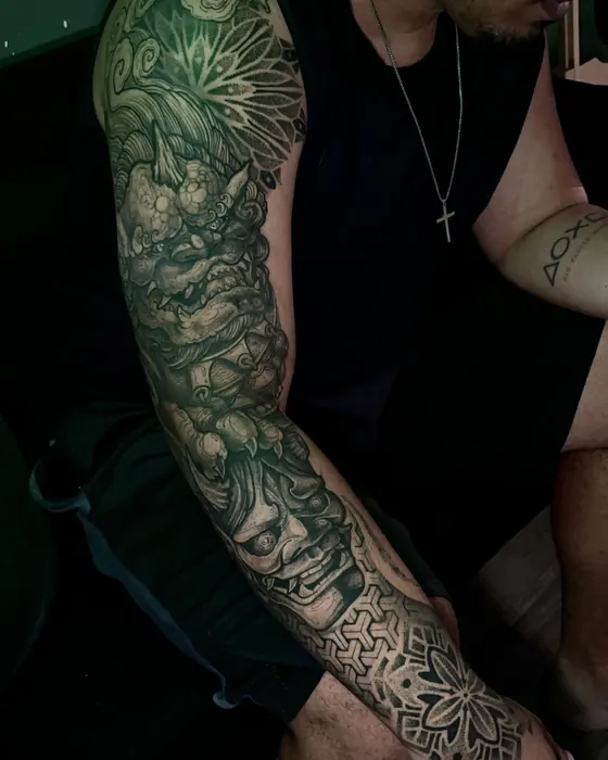 Tatuagem de Erick Ratox: Preto e cinza, Fechamento de braço
