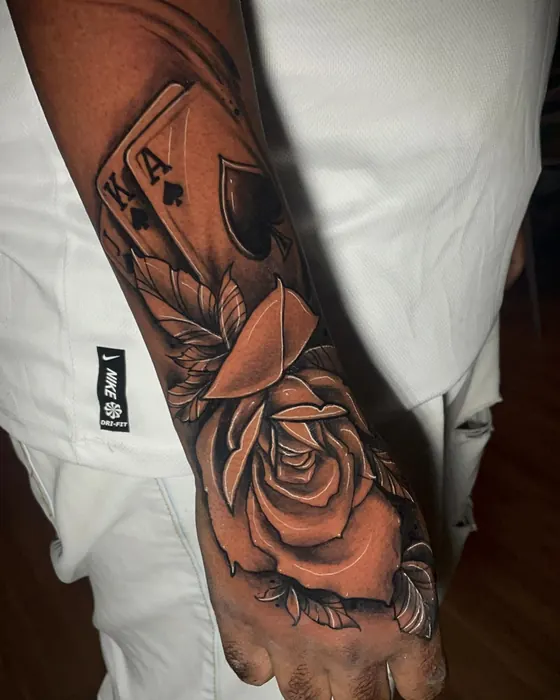 Tatuagem de Erick Ratox: Preto e cinza, Rosa no antebraço