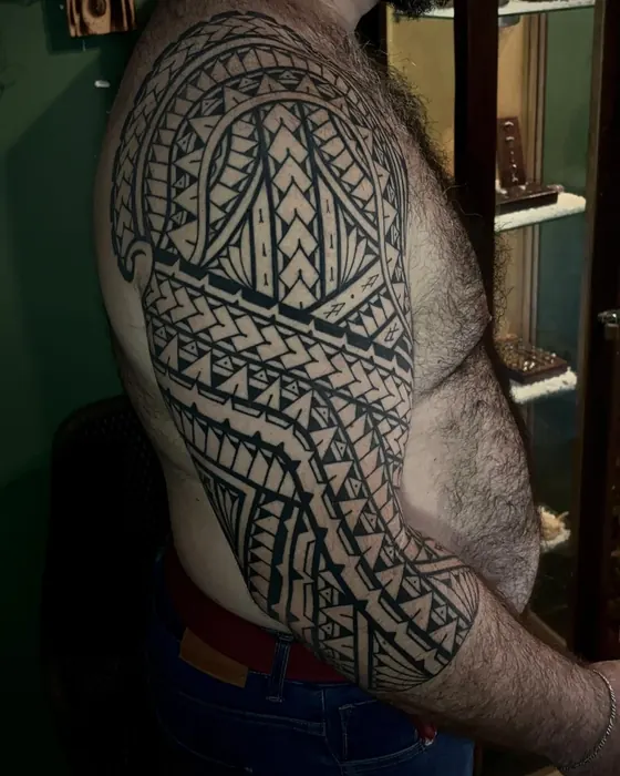 Tatuagem de Erick Ratox: Tribal, Braço e costela