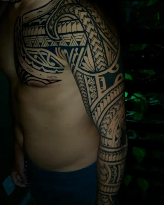 Tatuagem de Erick Ratox: Tribal, Braço e peito