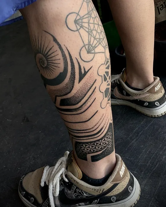 Tatuagem de Erick Ratox: Tribal geométrico, Panturrilha