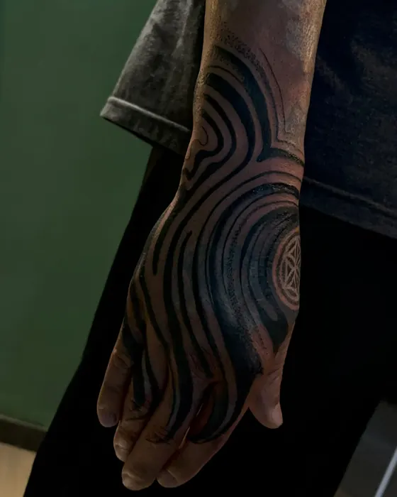 Tatuagem de Erick Ratox: Tribal, Mão e antebraço