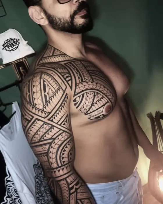 Tatuagem de Erick Ratox: Tribal, Peito e braço