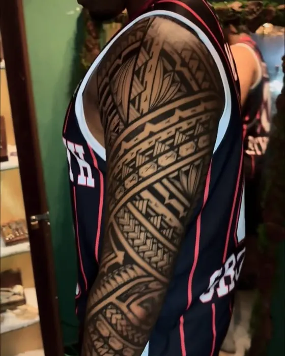 Tatuagem de Erick Ratox: Tribal, Braço em pele preta