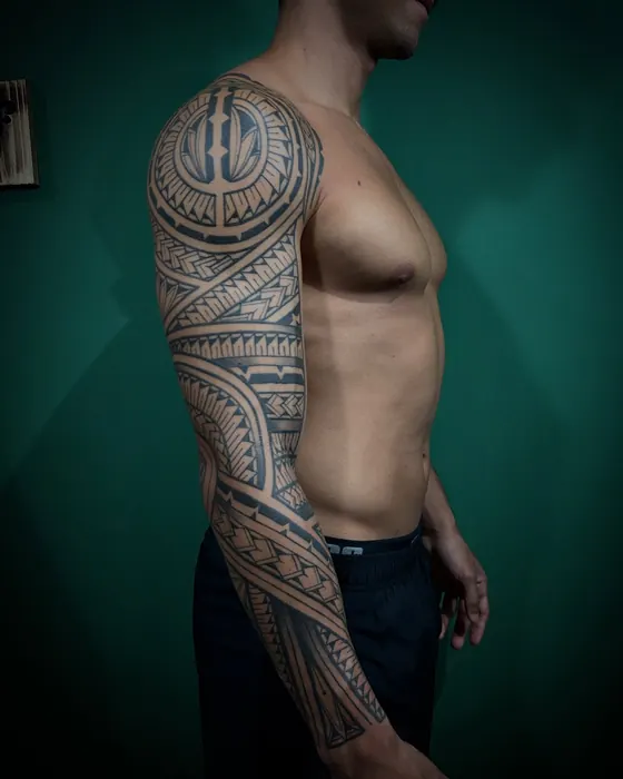 Tatuagem de Erick Ratox: Tribal, Braço e ombro