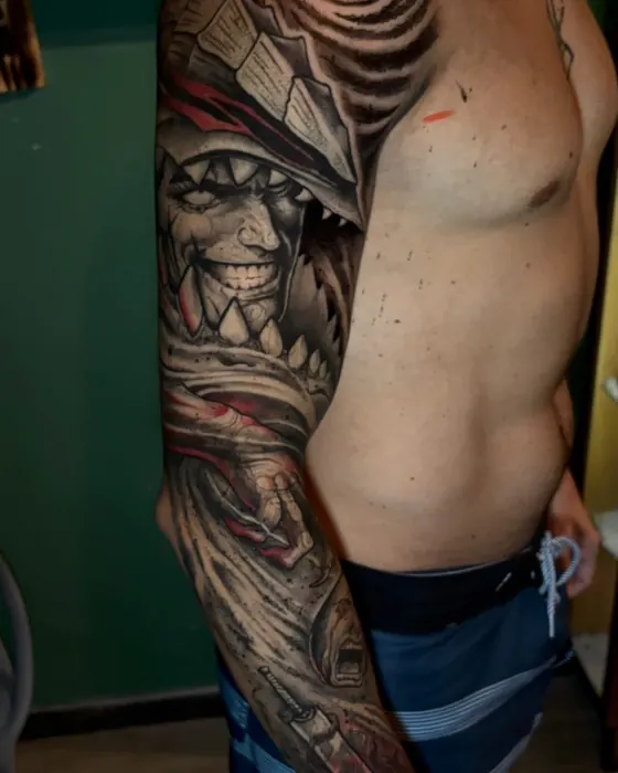 Tatuagem de Erick Ratox: Tribal e preto e cinza, Braço