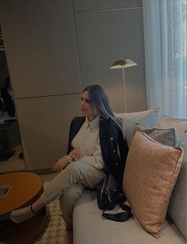 Fabi Gomez sentada num sofá, num ambiente calmo