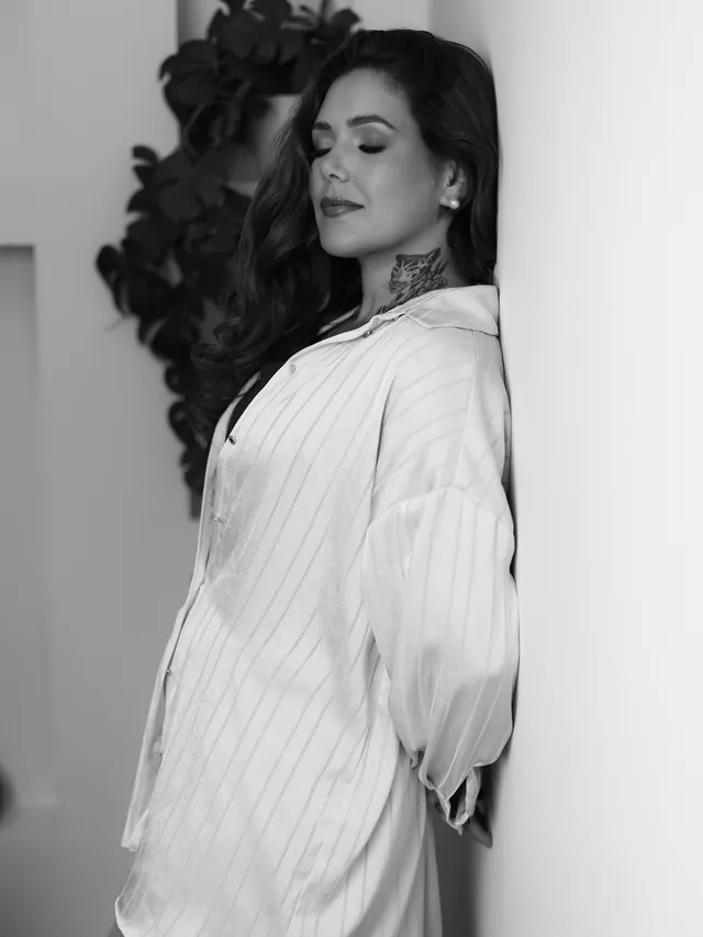 Fabi Gomez em retrato a preto e branco