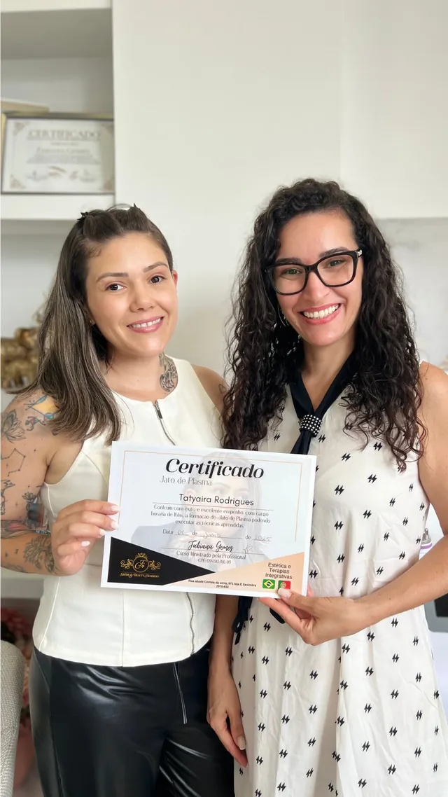 Fabi Gomez com uma aluna que segura o certificado