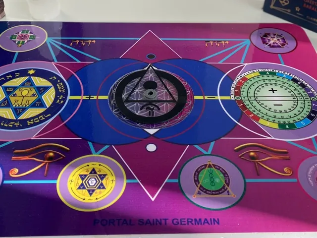 Mesa Quântica de Saint Germain com cristais sobre o tabuleiro