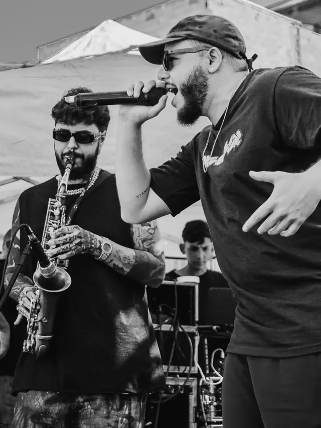 Fernando tocando saxofone num show de hip-hop