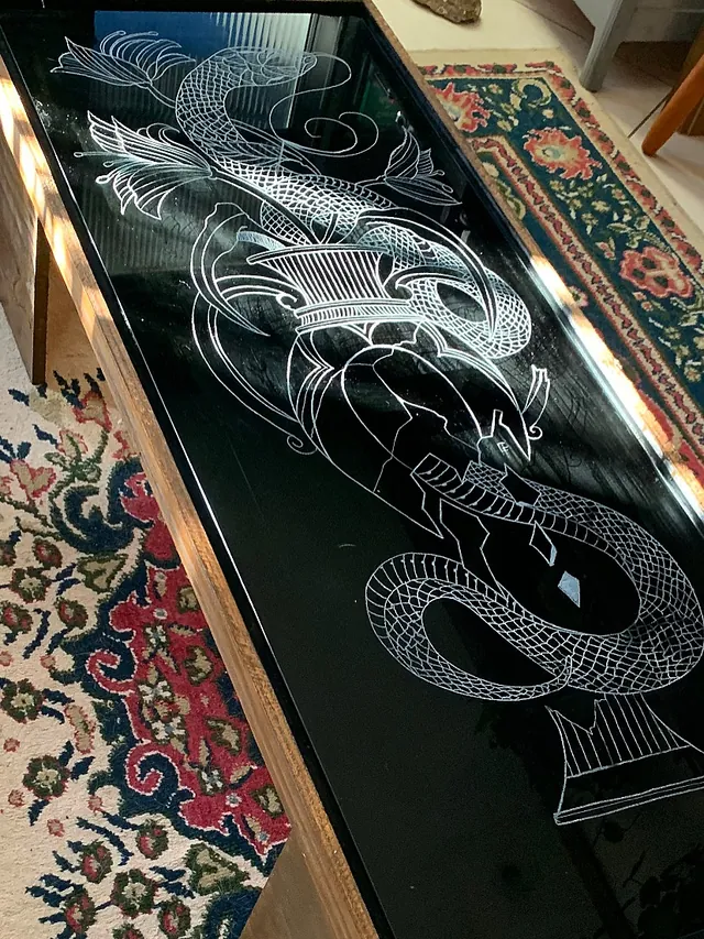 Mesa de centro artesanal com tampo de vidro gravado