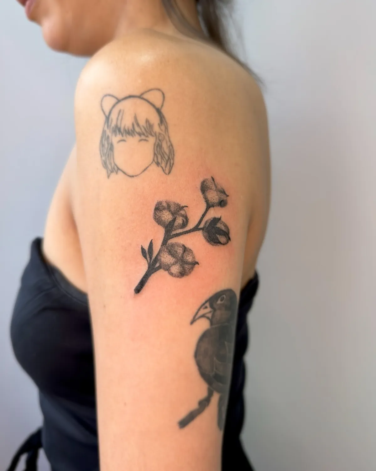 Personagem de anime com flores no ombro