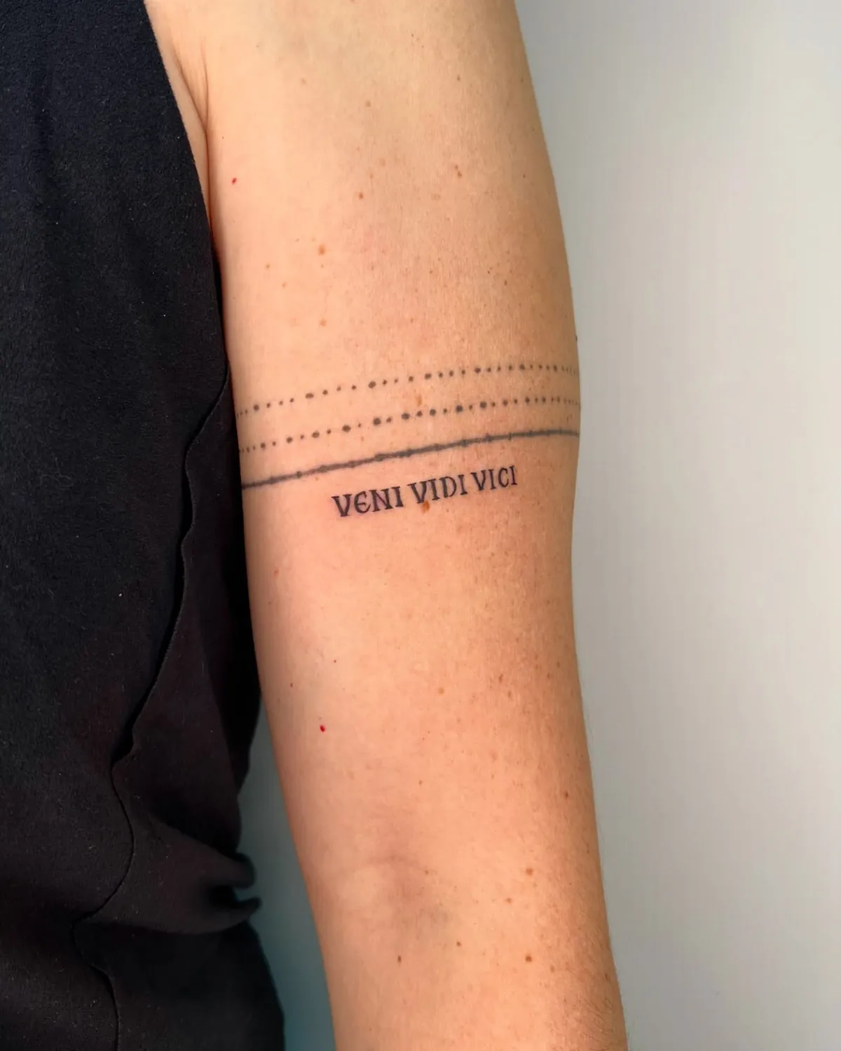 Bracelete fineline com lettering veni vidi vici
